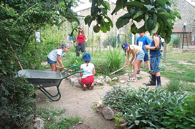 Un atelier jardinage sous la pluie, au Jardin du Trocoeur - Le