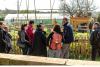 un agent et un groupe d'adulte observent le jardin des possibles de l'Écolothèque