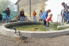 Des enfants et des parents nettoient la mare des canards