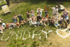 Un groupe d'enfants derrière le mot Uniday écrit avec de la farine dans l'herbe