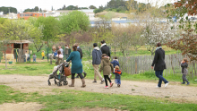 des familles marchent sur le domaine de l'Écolothèque