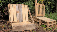 Deux fauteuils fabriqués en bois de palettes