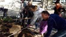 Préparation du sol avec des outils de jardinage lors de l'atelier pédagogique "démarrer un jardin" du programme ÉcoMétropole à Fabrègues