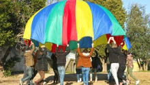 des agents éducatifs jouent avec le jeu du parachute