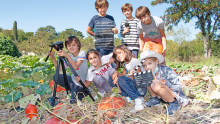 7 enfants posent avec des courges et leur matériel de tournage