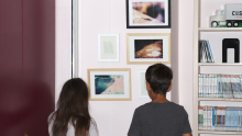 Deux enfants de dos regardent les photographies de l'artiste