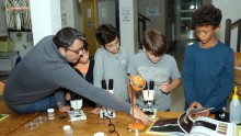 Un chercheur du CEFE fait découvrir les collemboles au microscope à 4 enfants