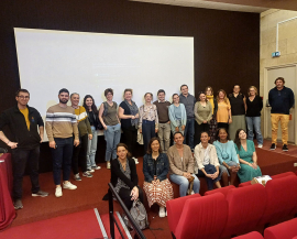 Des enseignants sont réunis dans une salle pour la présentation du nouveau parcours