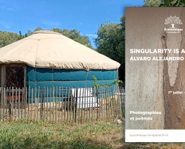 Photographie de la yourte avec l'affiche de l'exposition Singularity is a Forest d'Álvaro Alejandro López à droite