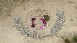 Logo de l'Unicef en land'art réalisé par les enfants