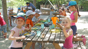 Des enfants mangent leur repas dehors sur une table