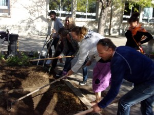 Préparation du sol avec des outils de jardinage lors de l'atelier pédagogique "démarrer un jardin" du programme ÉcoMétropole à Fabrègues