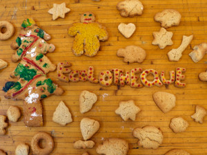 Biscuits de différentes formes (bonhomme, cœurs, étoiles, sapins, lettres formant le mot Écolothèque...) disposés sur une table en bois