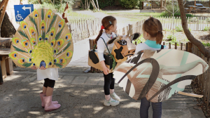 3 enfant montre leur costume : paon, papillon et vache