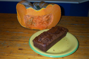 Courge crue coupée et gâteau marron dans une assiette sur une table en bois