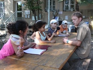 Interview par les enfants d'un agent su secteur agricole de l'Écolothèque lors d'une classe à la semaine