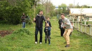 Des enfants et leurs parents accompagnés d'un animateur collectent et transportent des cannes de Provence