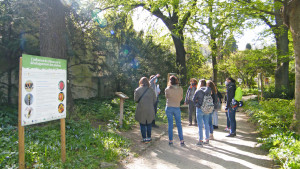 Un groupe d'agents écoutent une présentation du Jardin des plantes
